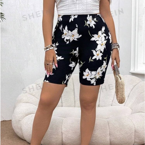 🆕 Black & White Floral Summer Shorts!!! NEW in Bag!!! leggings, floral shorts - Picture 2 of 7